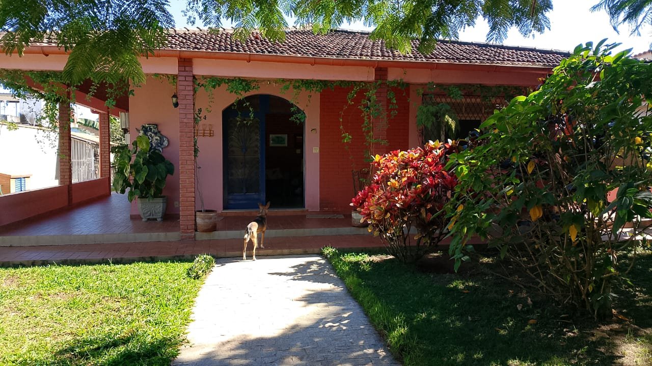 Casa com piscina, espaço gourmet e ampla área verde com árvores