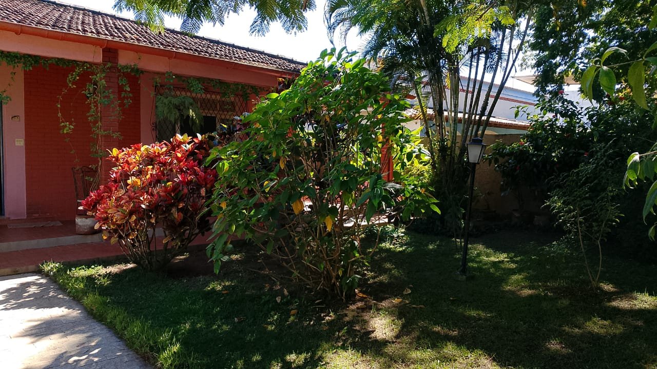 Casa com piscina, espaço gourmet e ampla área verde com árvores