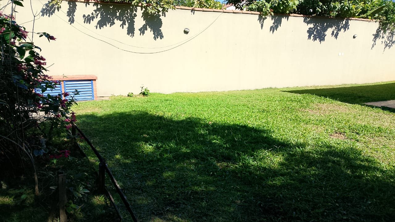 Casa com piscina, espaço gourmet e ampla área verde com árvores