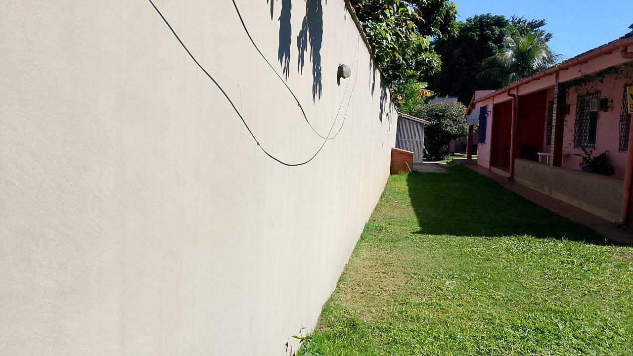 Casa com piscina, espaço gourmet e ampla área verde com árvores