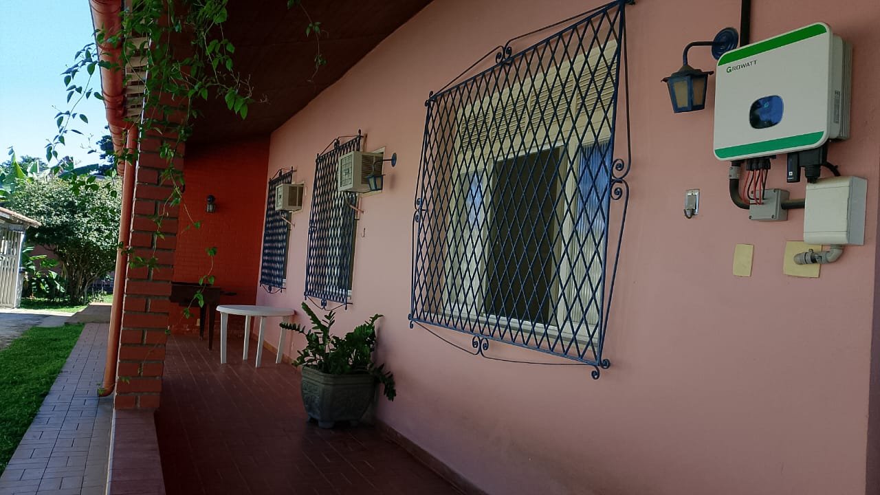 Casa com piscina, espaço gourmet e ampla área verde com árvores