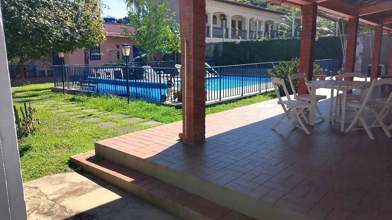 Casa com piscina, espaço gourmet e ampla área verde com árvores