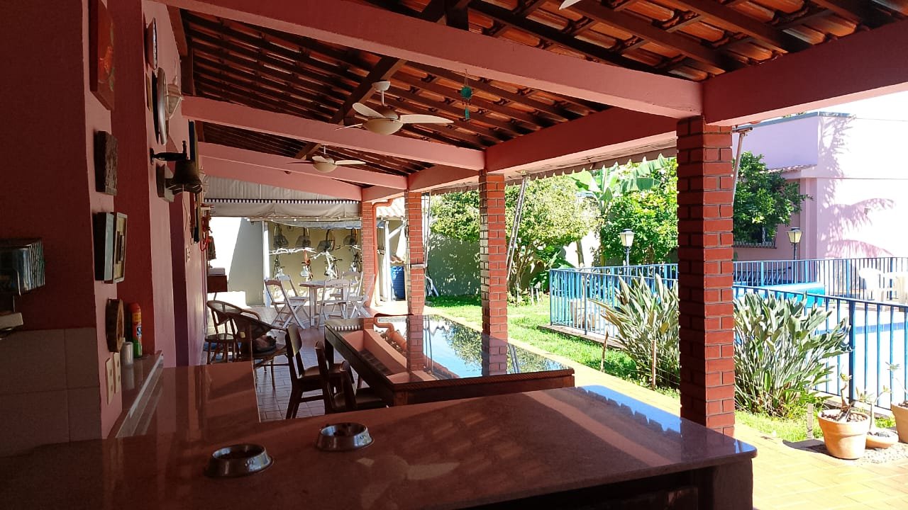 Casa com piscina, espaço gourmet e ampla área verde com árvores