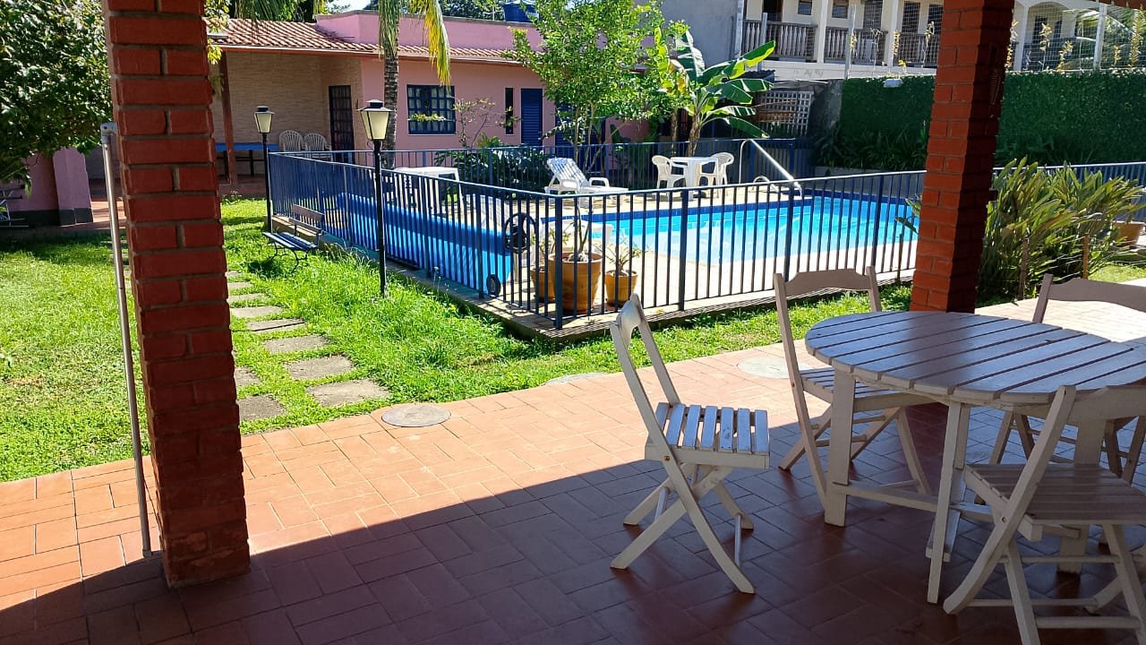 Casa com piscina, espaço gourmet e ampla área verde com árvores