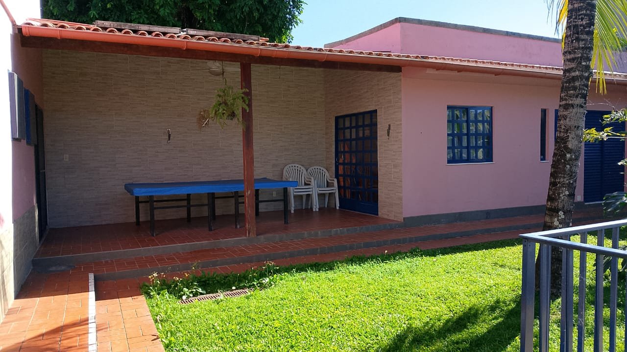 Casa com piscina, espaço gourmet e ampla área verde com árvores