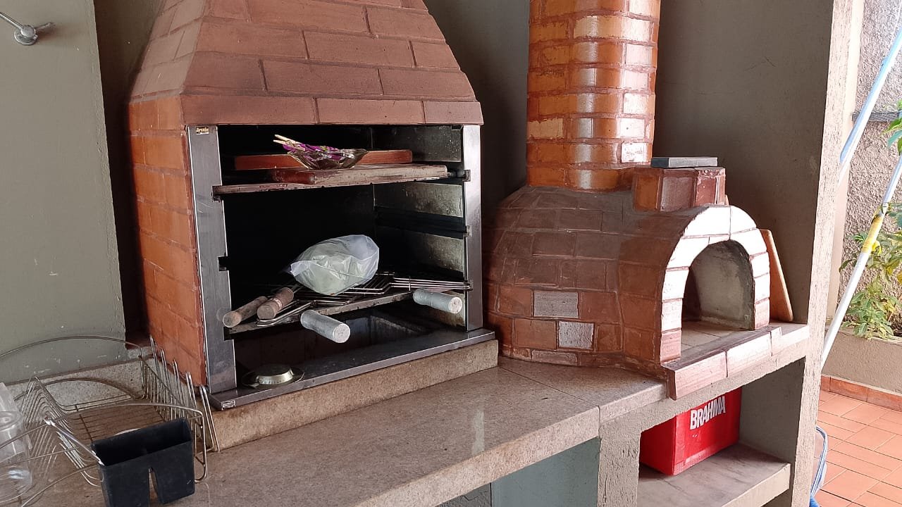 Casa com piscina, espaço gourmet e ampla área verde com árvores