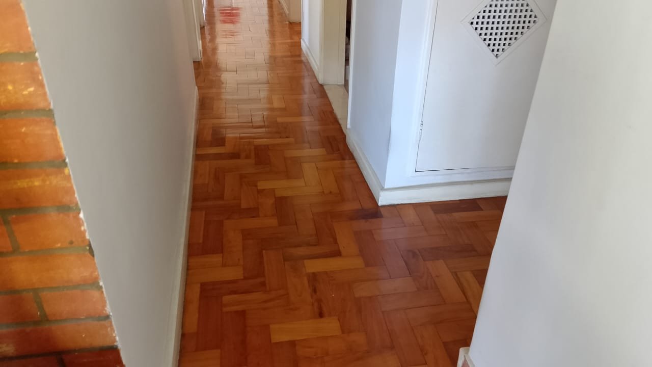 Casa com piscina, espaço gourmet e ampla área verde com árvores