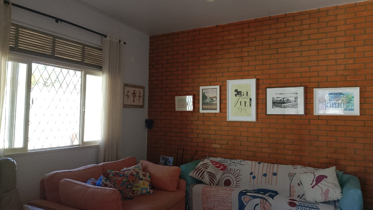 Casa com piscina, espaço gourmet e ampla área verde com árvores