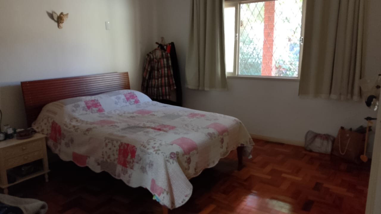 Casa com piscina, espaço gourmet e ampla área verde com árvores
