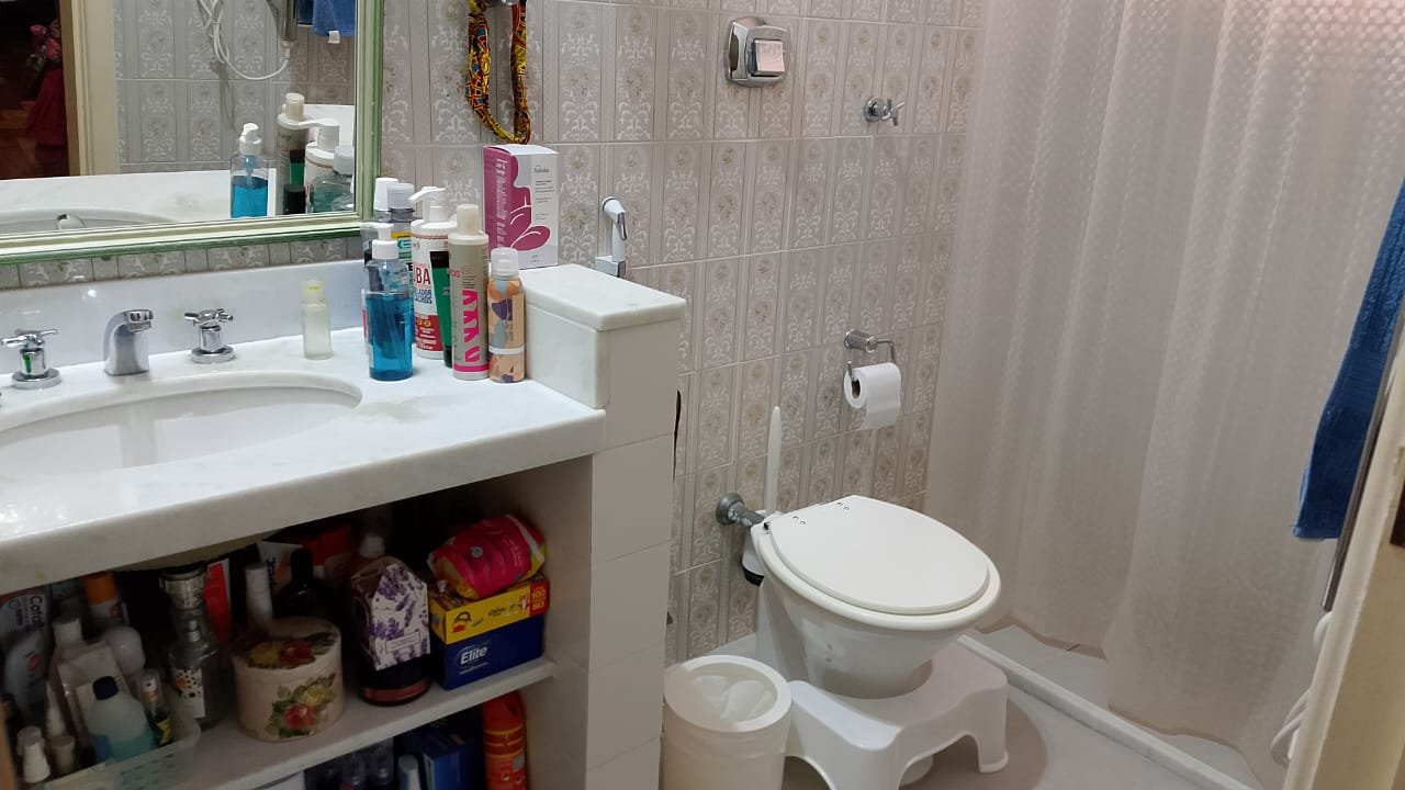 Casa com piscina, espaço gourmet e ampla área verde com árvores