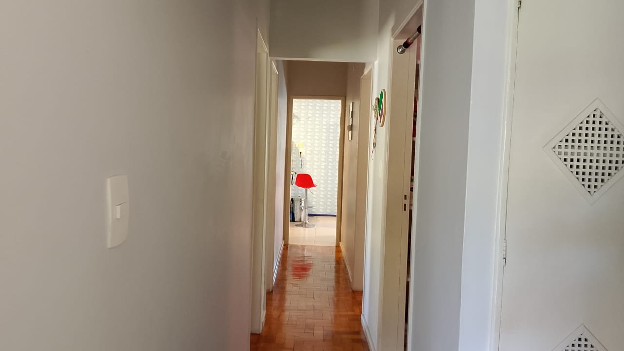 Casa com piscina, espaço gourmet e ampla área verde com árvores