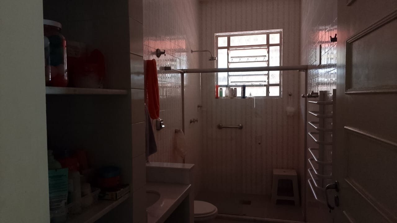 Casa com piscina, espaço gourmet e ampla área verde com árvores