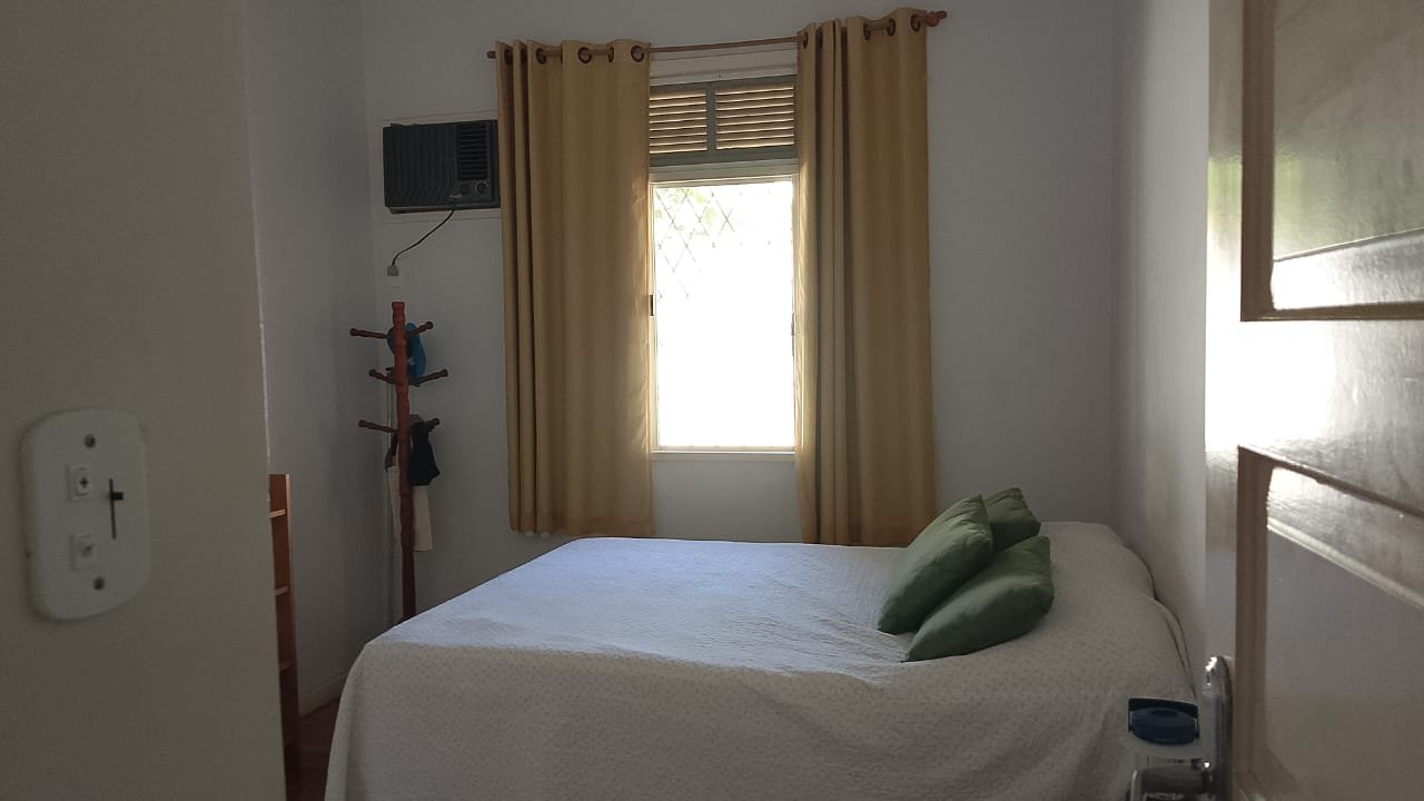 Casa com piscina, espaço gourmet e ampla área verde com árvores