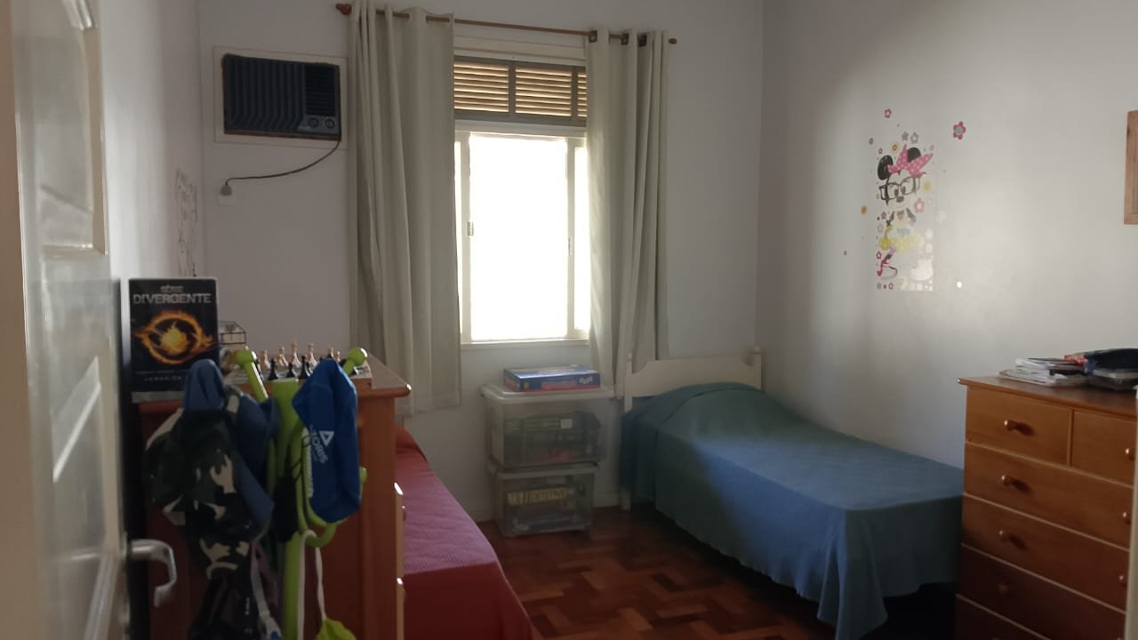 Casa com piscina, espaço gourmet e ampla área verde com árvores
