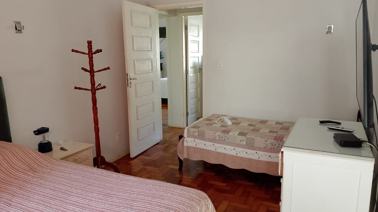 Casa com piscina, espaço gourmet e ampla área verde com árvores
