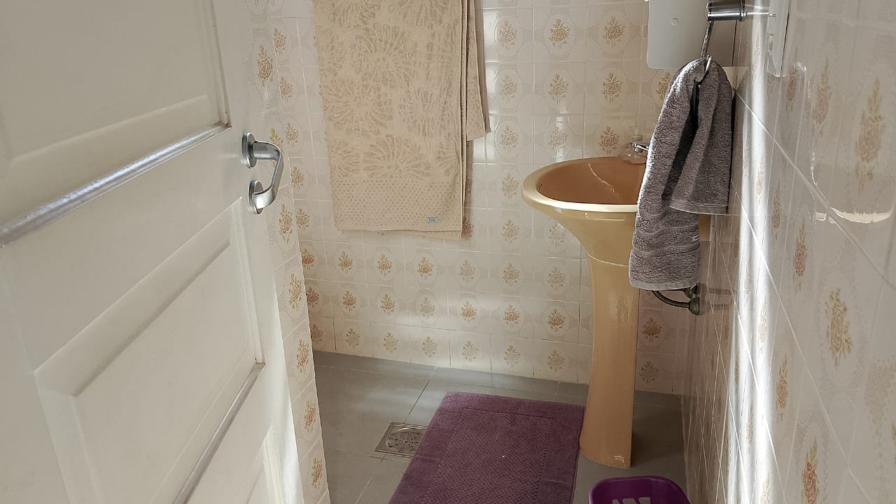 Casa com piscina, espaço gourmet e ampla área verde com árvores
