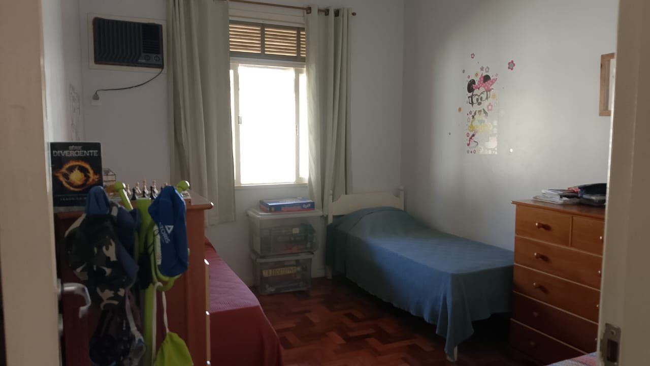 Casa com piscina, espaço gourmet e ampla área verde com árvores