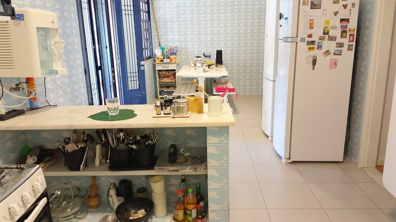 Casa com piscina, espaço gourmet e ampla área verde com árvores