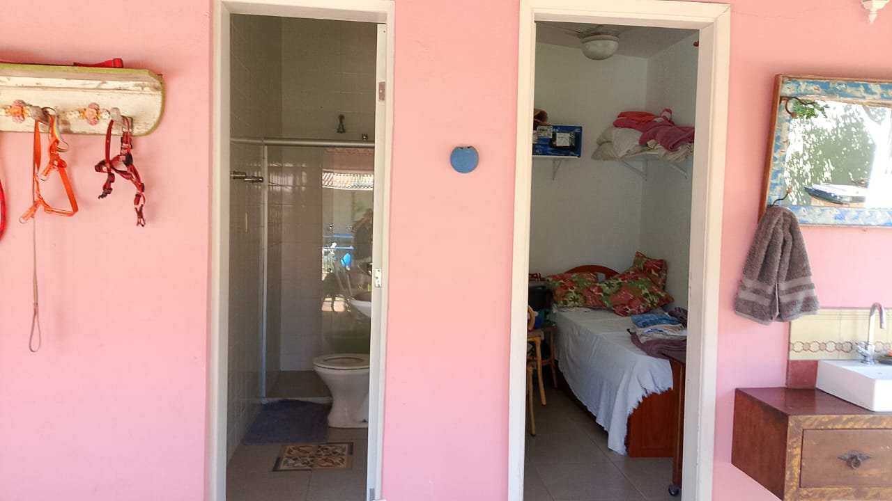 Casa com piscina, espaço gourmet e ampla área verde com árvores