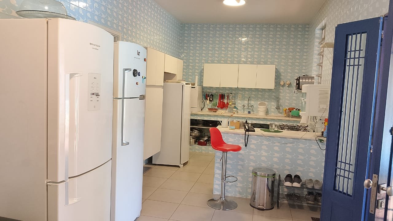 Casa com piscina, espaço gourmet e ampla área verde com árvores