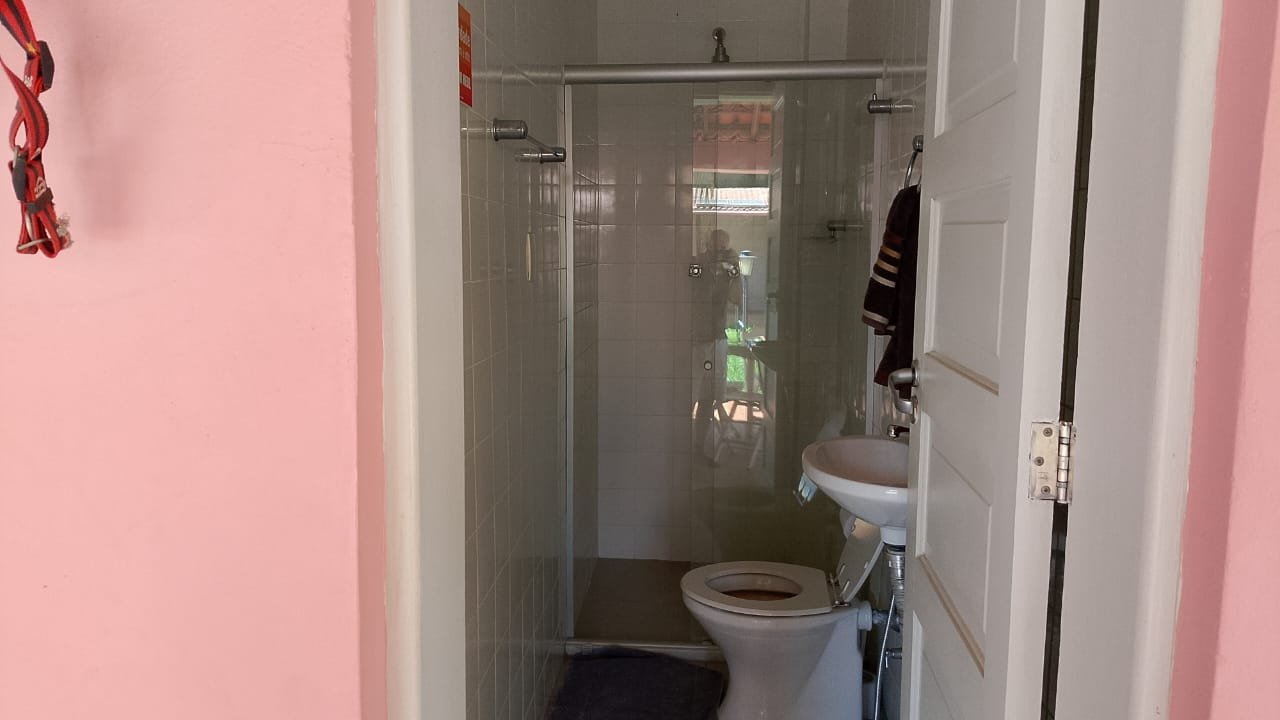 Casa com piscina, espaço gourmet e ampla área verde com árvores