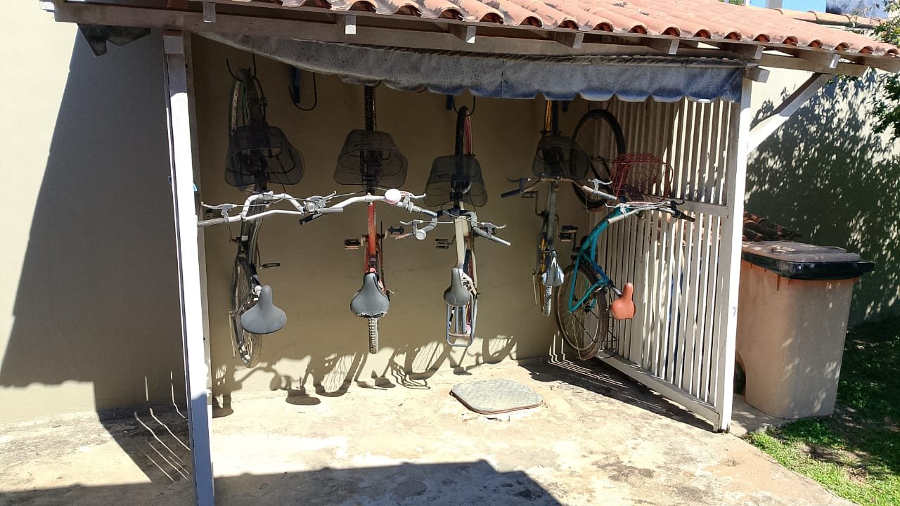 Casa com piscina, espaço gourmet e ampla área verde com árvores