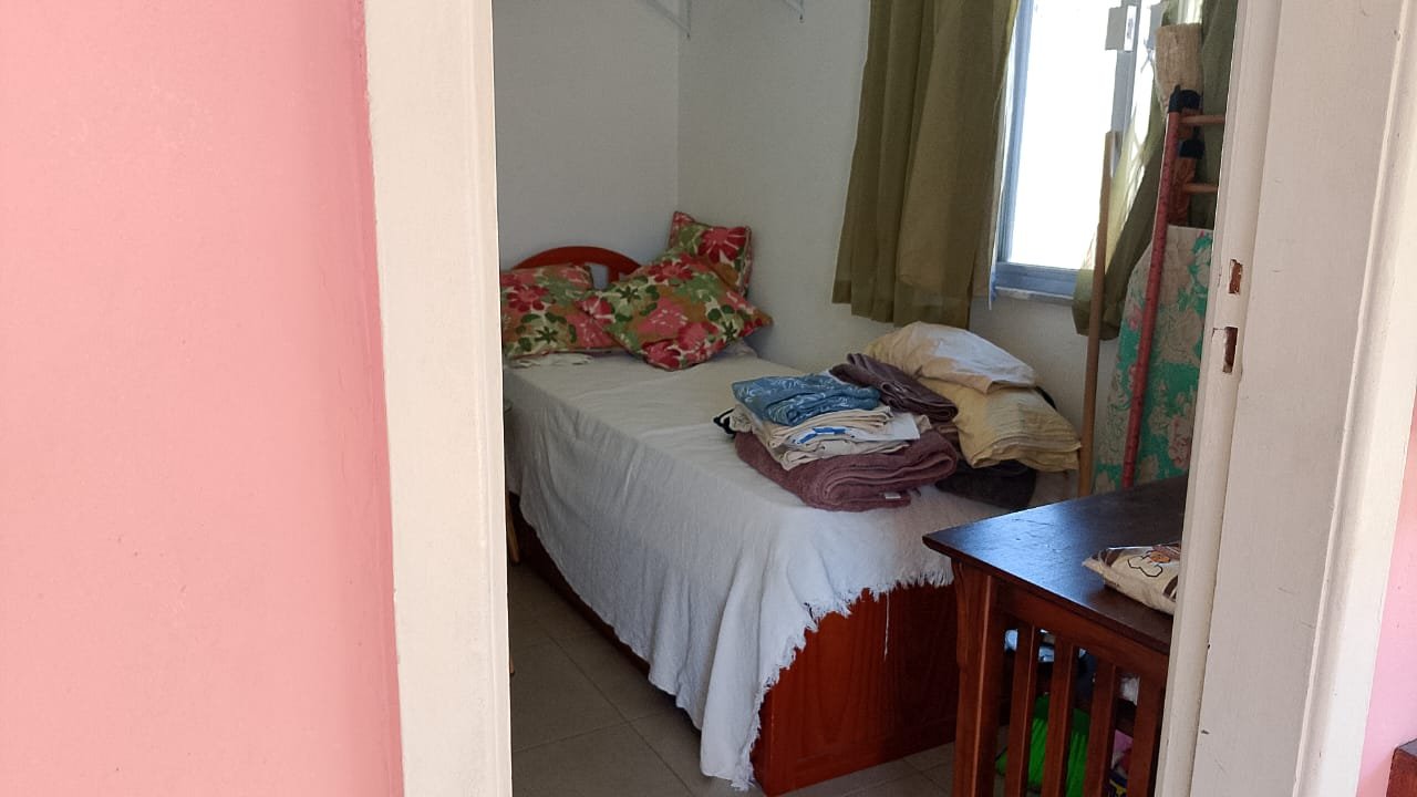 Casa com piscina, espaço gourmet e ampla área verde com árvores