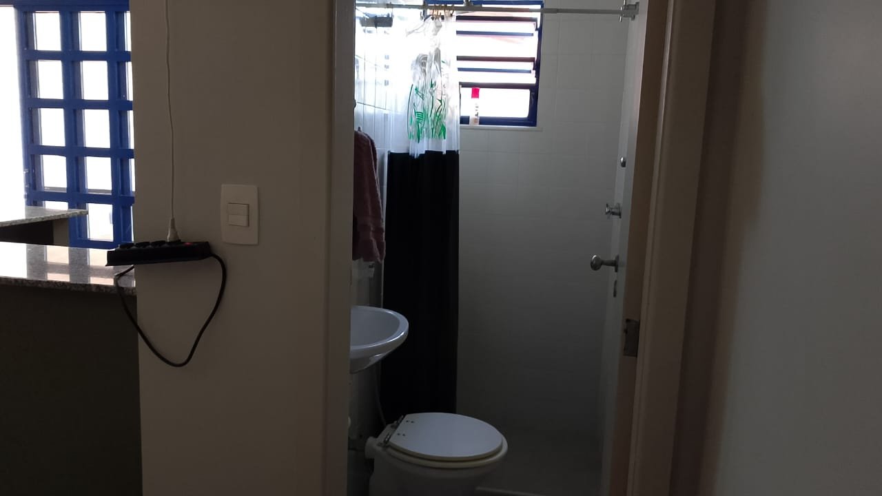 Casa com piscina, espaço gourmet e ampla área verde com árvores