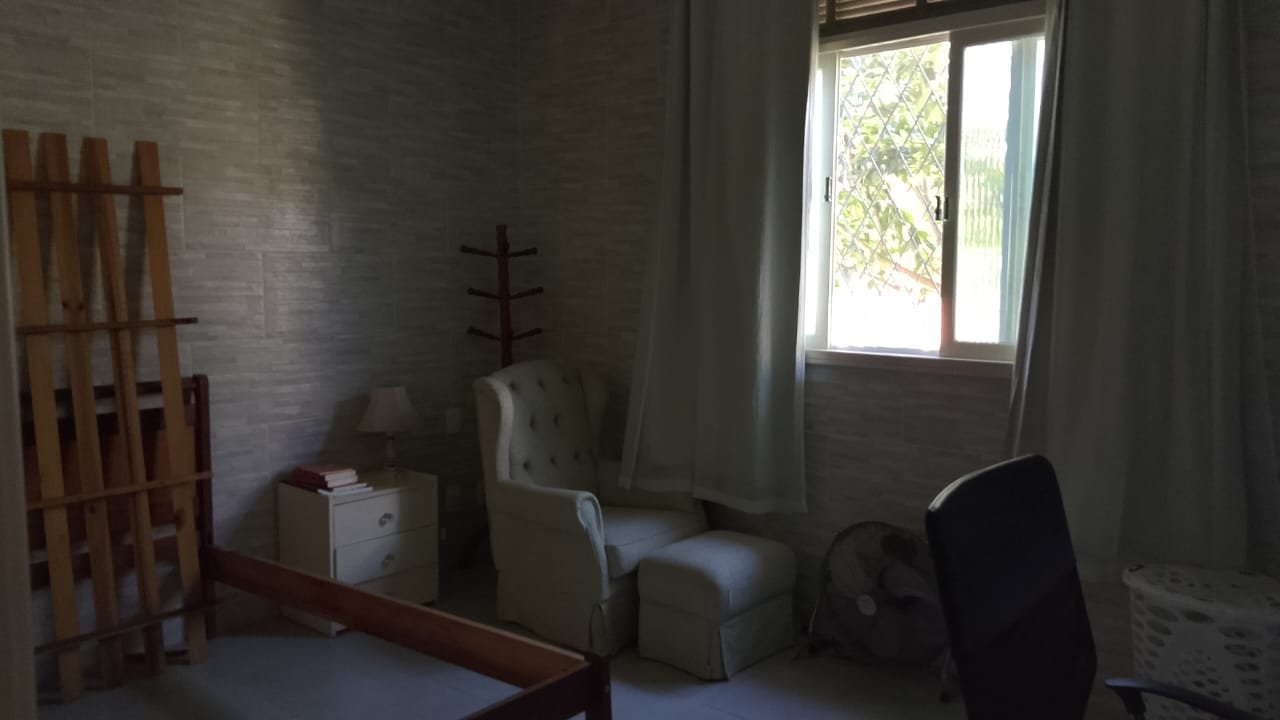 Casa com piscina, espaço gourmet e ampla área verde com árvores