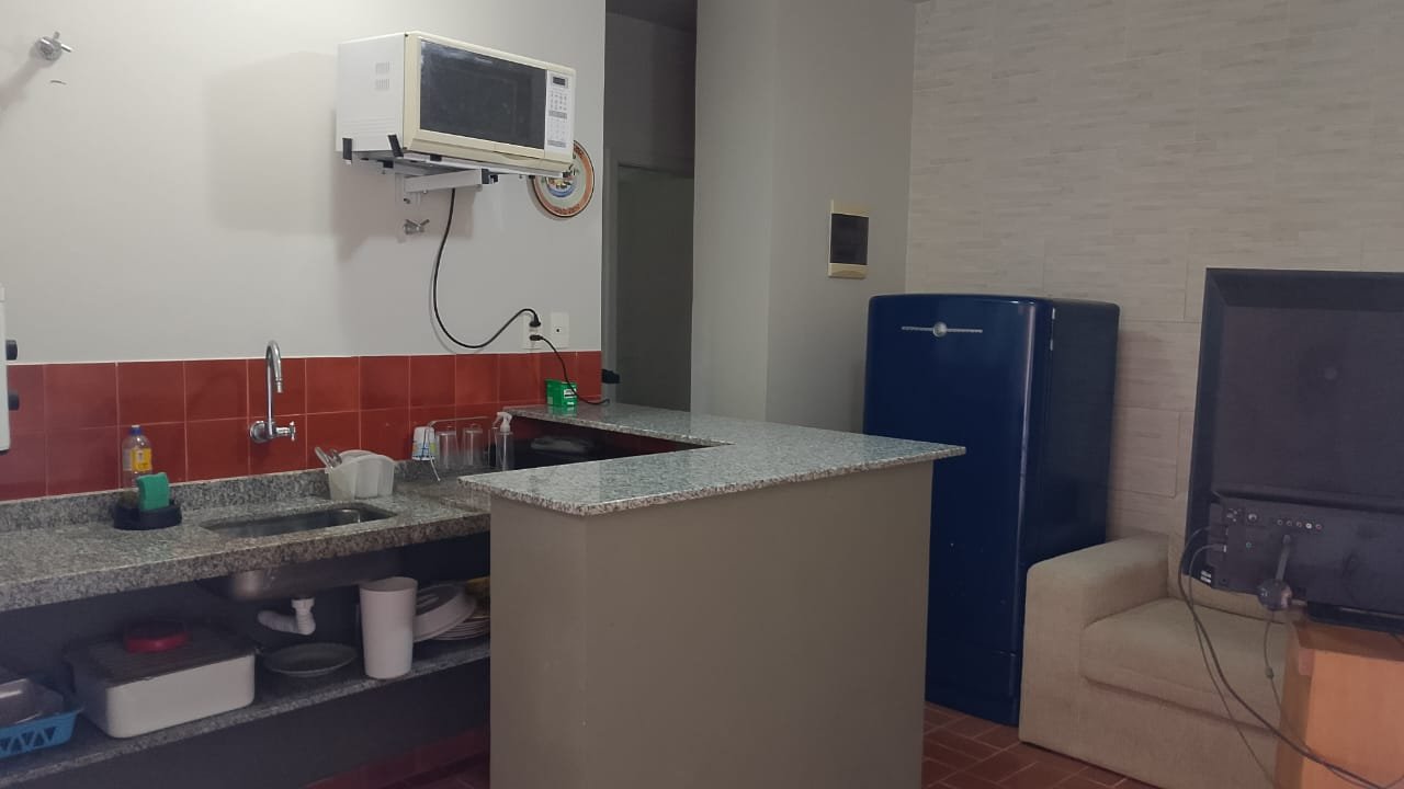 Casa com piscina, espaço gourmet e ampla área verde com árvores