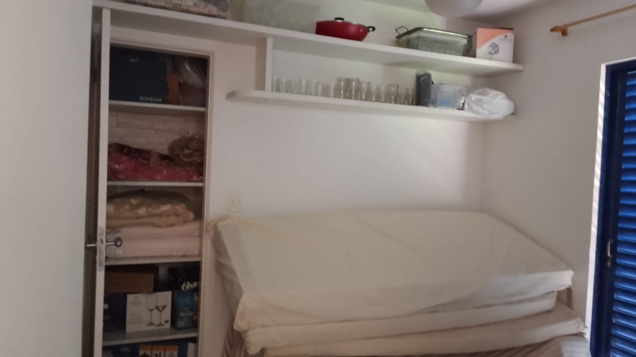 Casa com piscina, espaço gourmet e ampla área verde com árvores