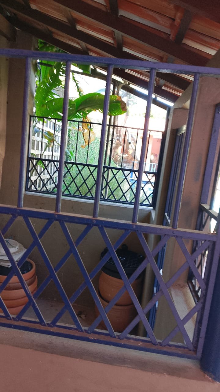 Casa com piscina, espaço gourmet e ampla área verde com árvores